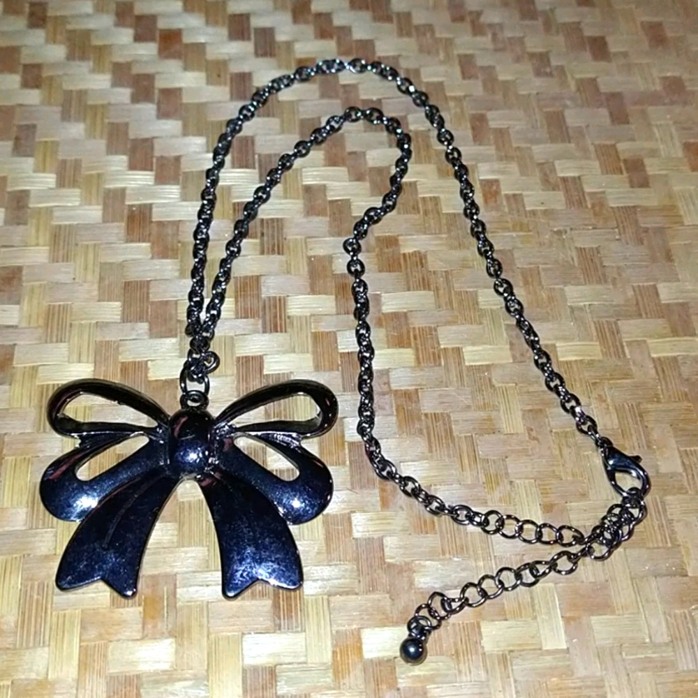 $10 SALE 😻 Metallic Bow Necklace - Picture 1 of 3